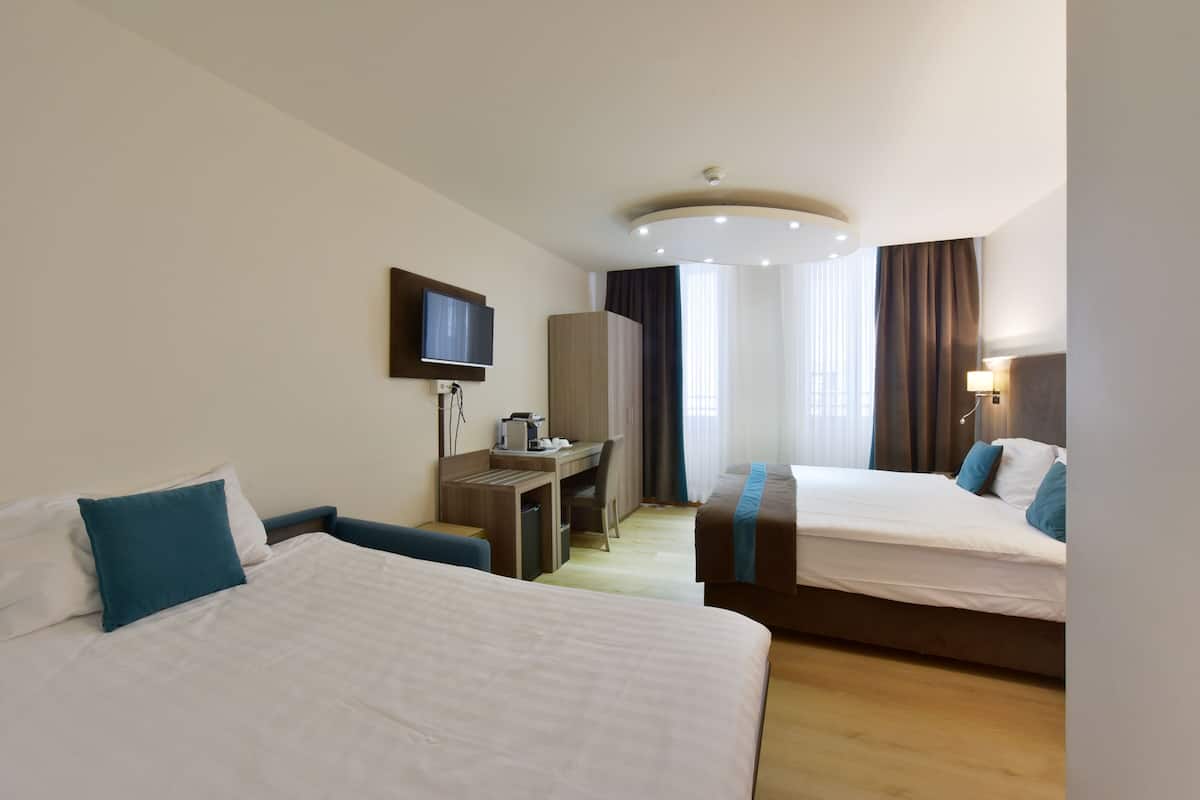 Triple Room | Minibar, in-room safe, desk, soundproofing