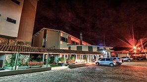 Front of property – evening/night - Hotel Santiago (Lindoia)