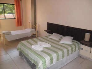 ミニバー、デスク、遮光カーテン、WiFi (無料)