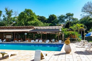 Outdoor pool - Hotel Santiago (Lindoia)
