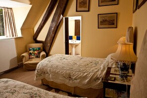 Twin Room (David's Room) | Desk, iron/ironing board, free WiFi, bed sheets - Church Hill Farm B&B (Warwick)