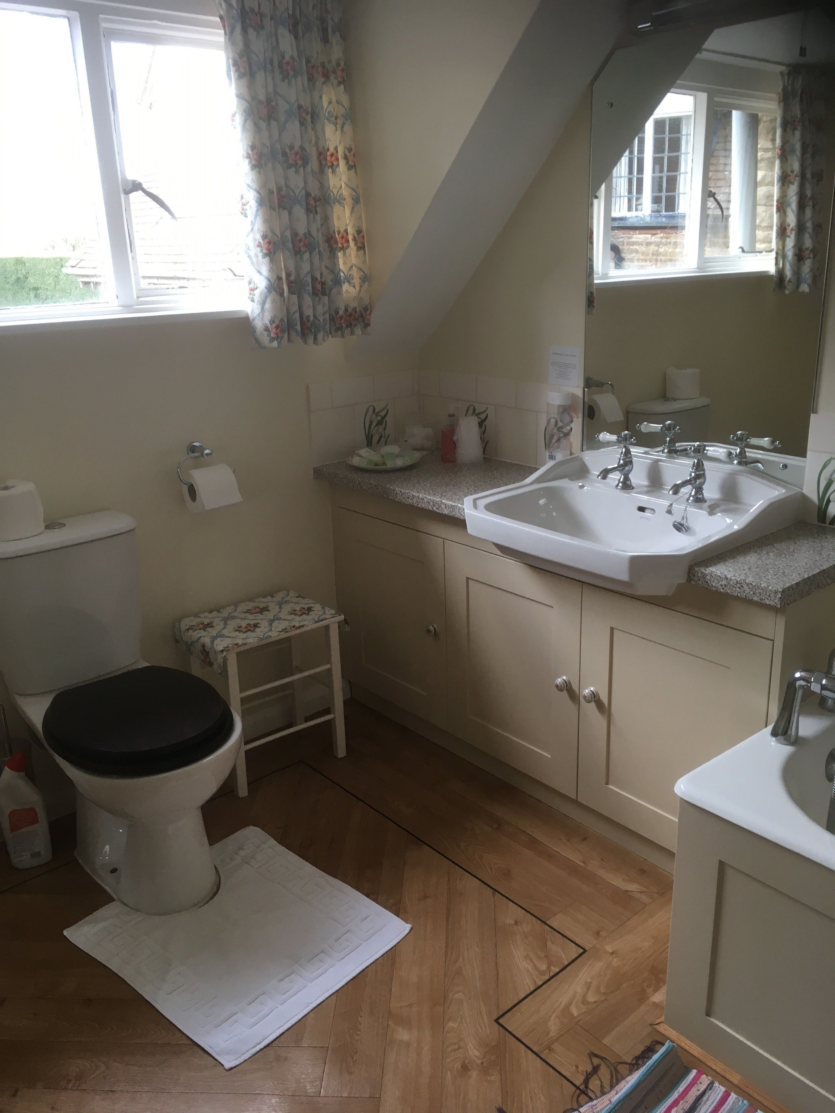 Ein Badezimmer mit Toilette, Waschbecken und Spiegel.
