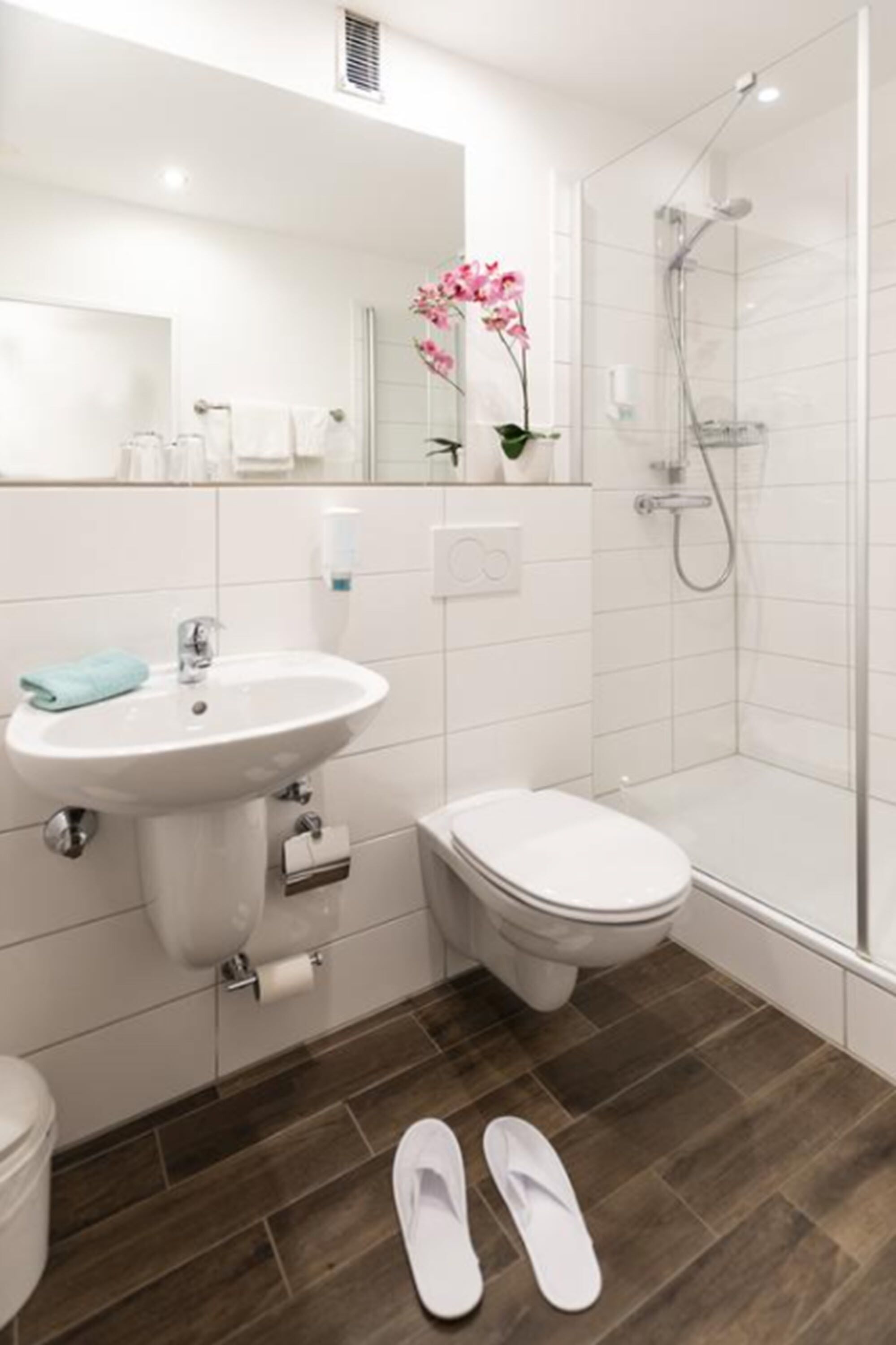 deluxe single room | bathroom | free toiletries, hair dryer, towels