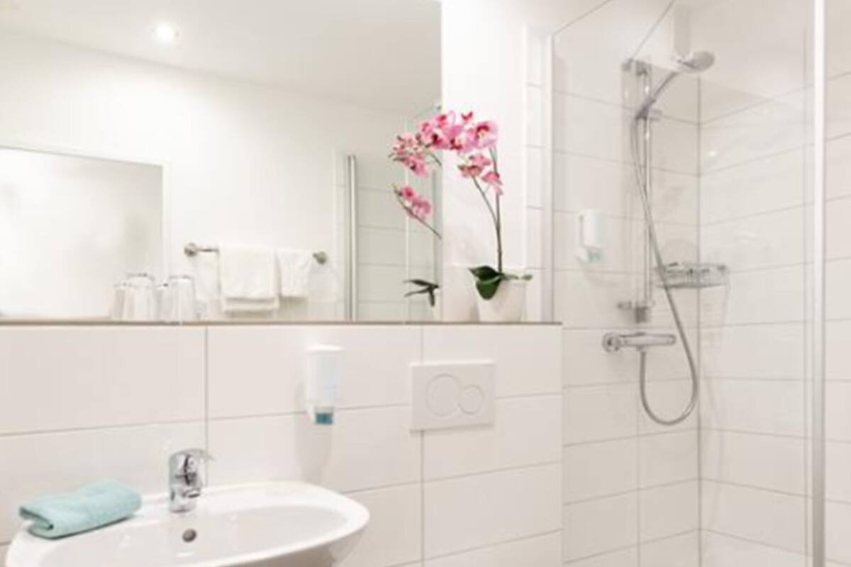 deluxe single room | bathroom | free toiletries, hair dryer, towels