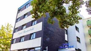 A modern hotel building with the name "Hotel Westerfeld" on the facade. - Hotel Westerfeld (Hemmingen)