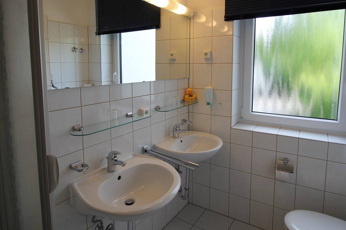 junior suite | bathroom | free toiletries, hair dryer, towels