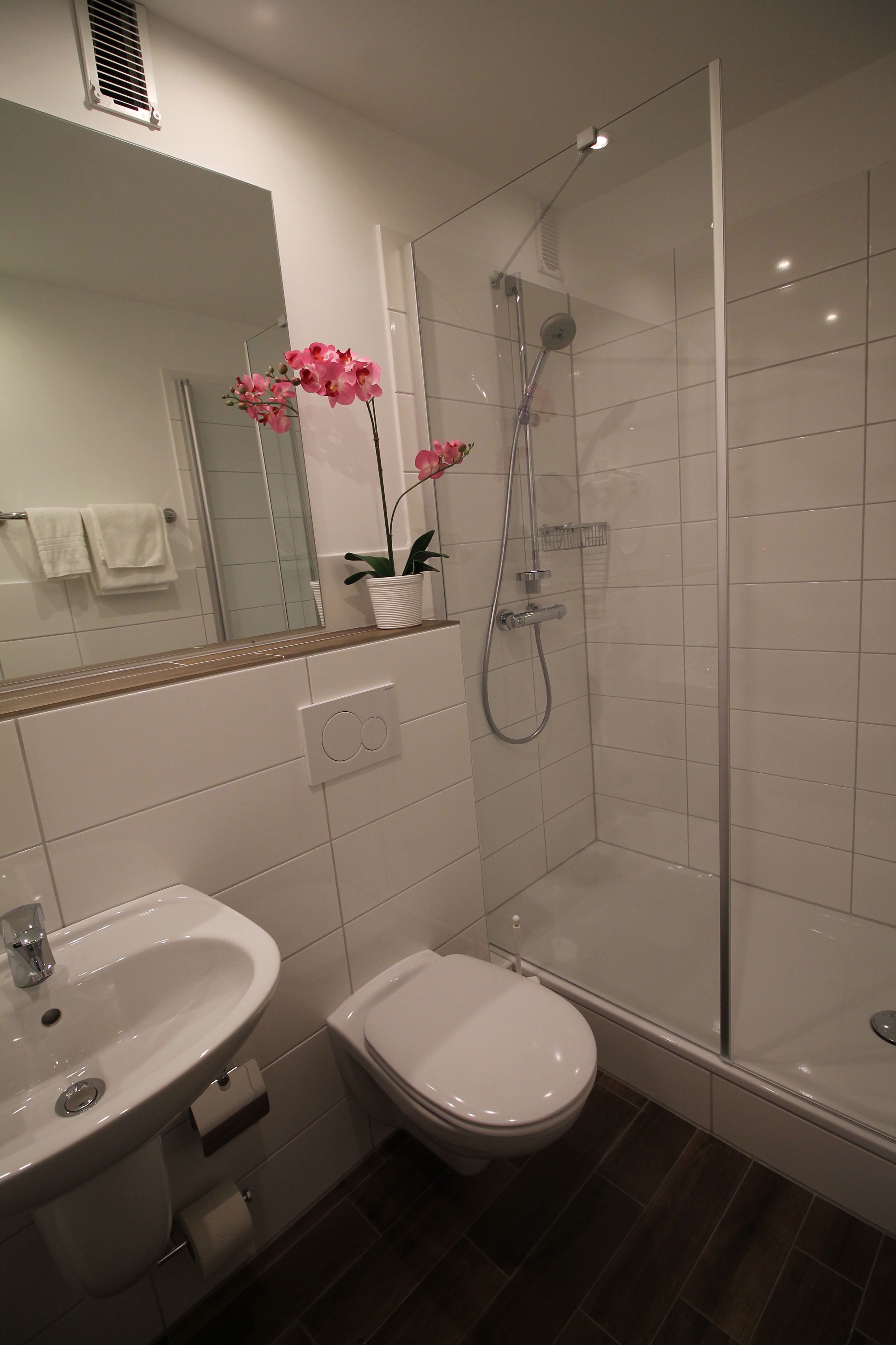 deluxe single room | bathroom | free toiletries, hair dryer, towels
