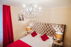 Desk, free WiFi, bed sheets - Hotel CULT Hamburg (Hamburg)