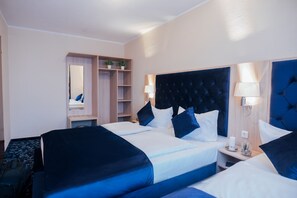 Desk, free WiFi, bed sheets - Hotel CULT Hamburg (Hamburg)