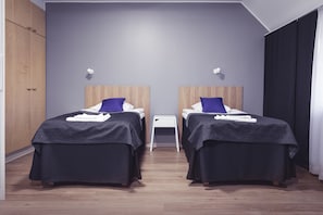 Habitación superior con 1 cama matrimonial o 2 individuales | Escritorio y cunas