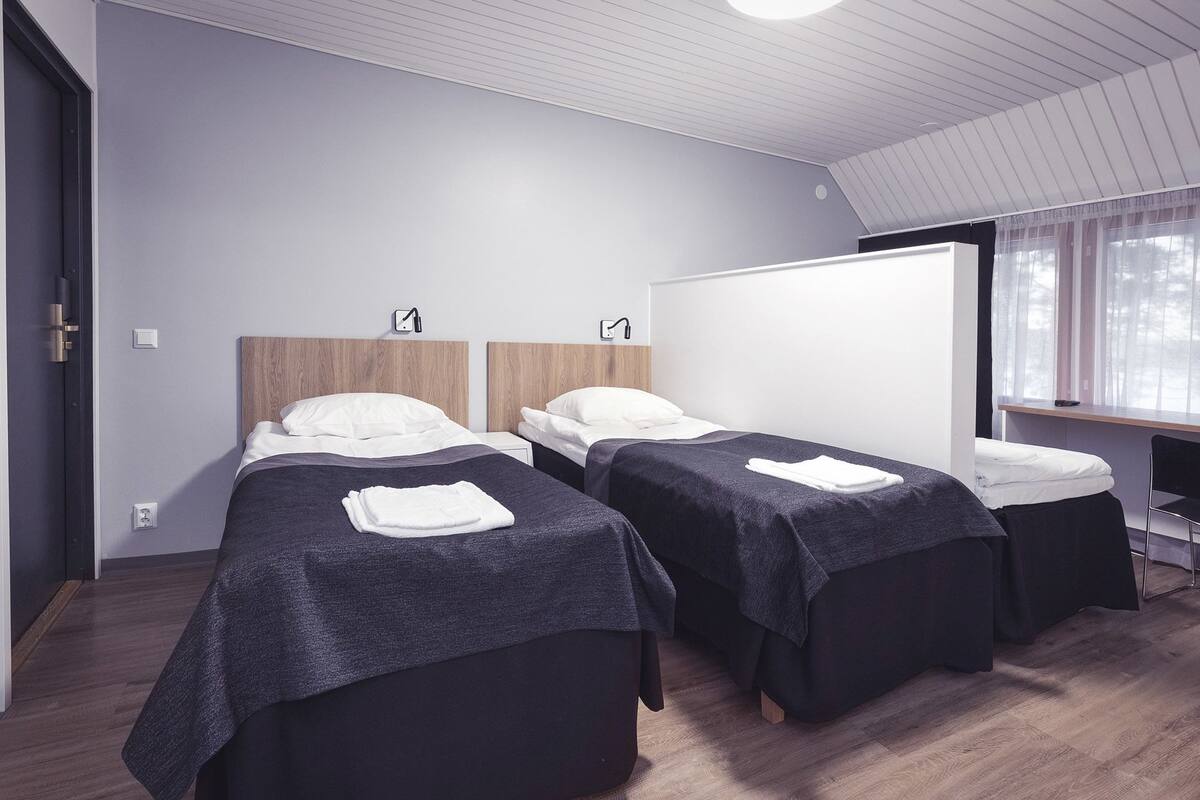 Chambre supérieure double ou avec lits jumeaux | Bureau, lit de bébé (supplément)