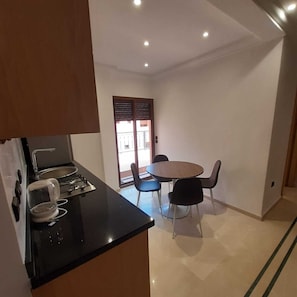 1 habitación y tabla de planchar con plancha 