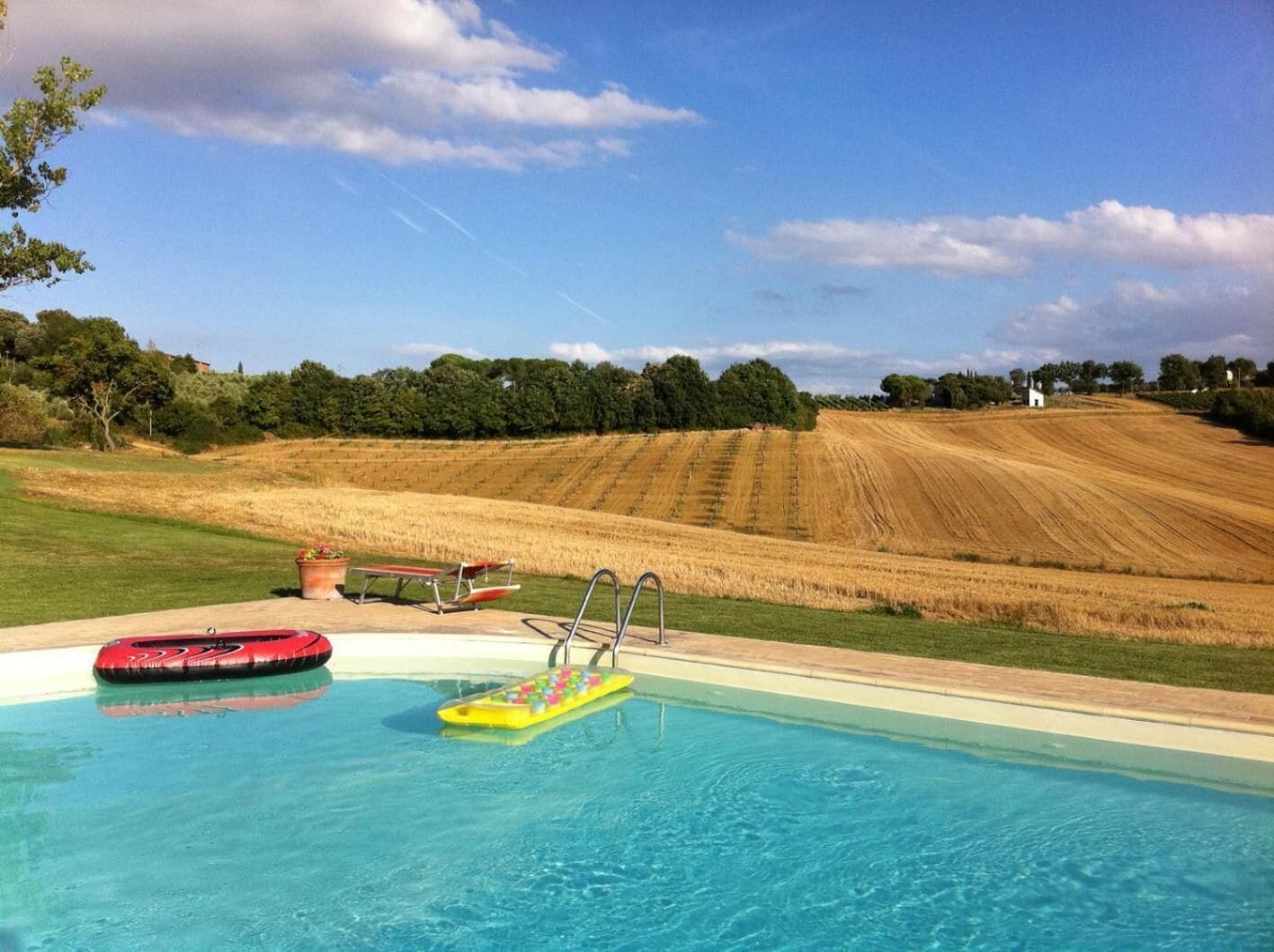 Una piscina al aire libre de temporada