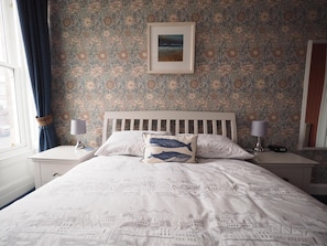 Tabla de planchar con plancha, wifi gratis y ropa de cama 