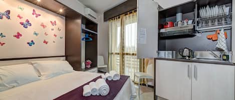 Departamento, 1 cama Queen size | 1 habitación, escritorio, wifi gratis y ropa de cama