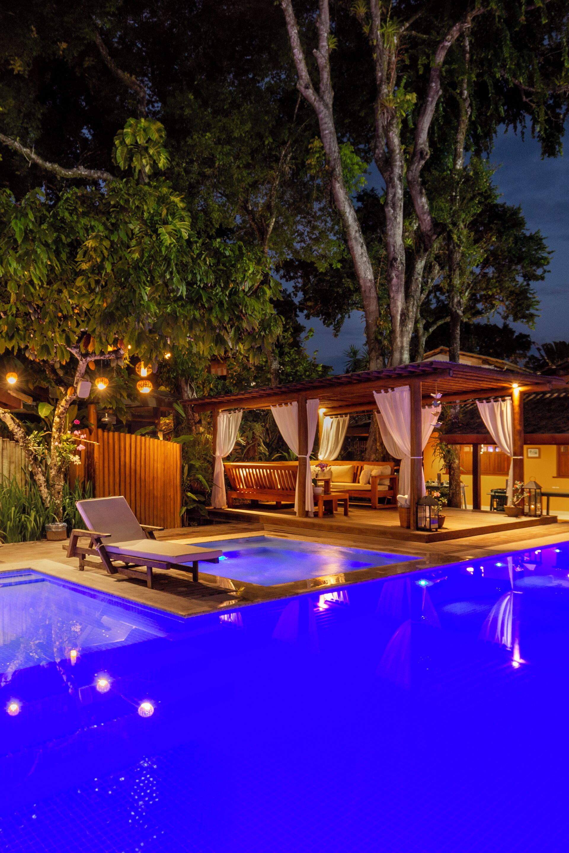 Una piscina al aire libre (de 08:00 a 22:00), sombrillas, tumbonas