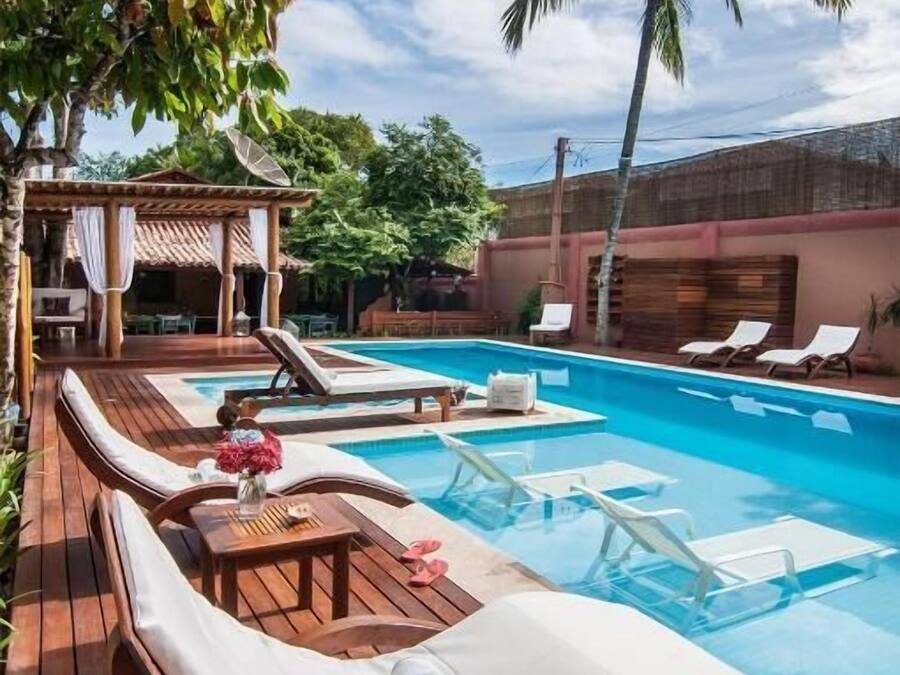 Una piscina al aire libre (de 08:00 a 22:00), sombrillas, tumbonas