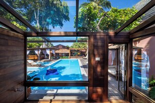 Una piscina al aire libre (de 08:00 a 22:00), sombrillas, tumbonas