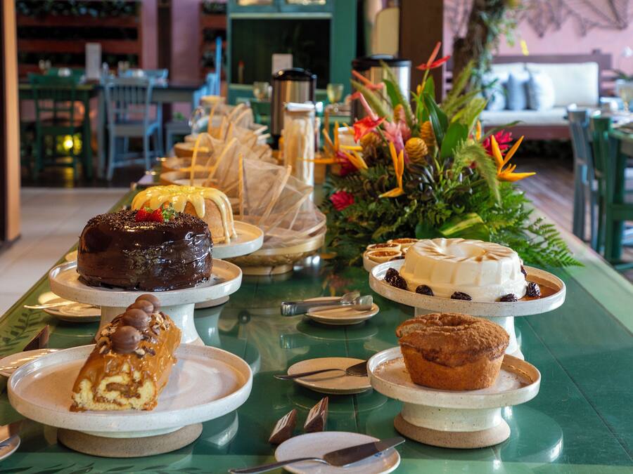 Ein Buffet mit verschiedenen Desserts und einer floralen Tischdekoration.