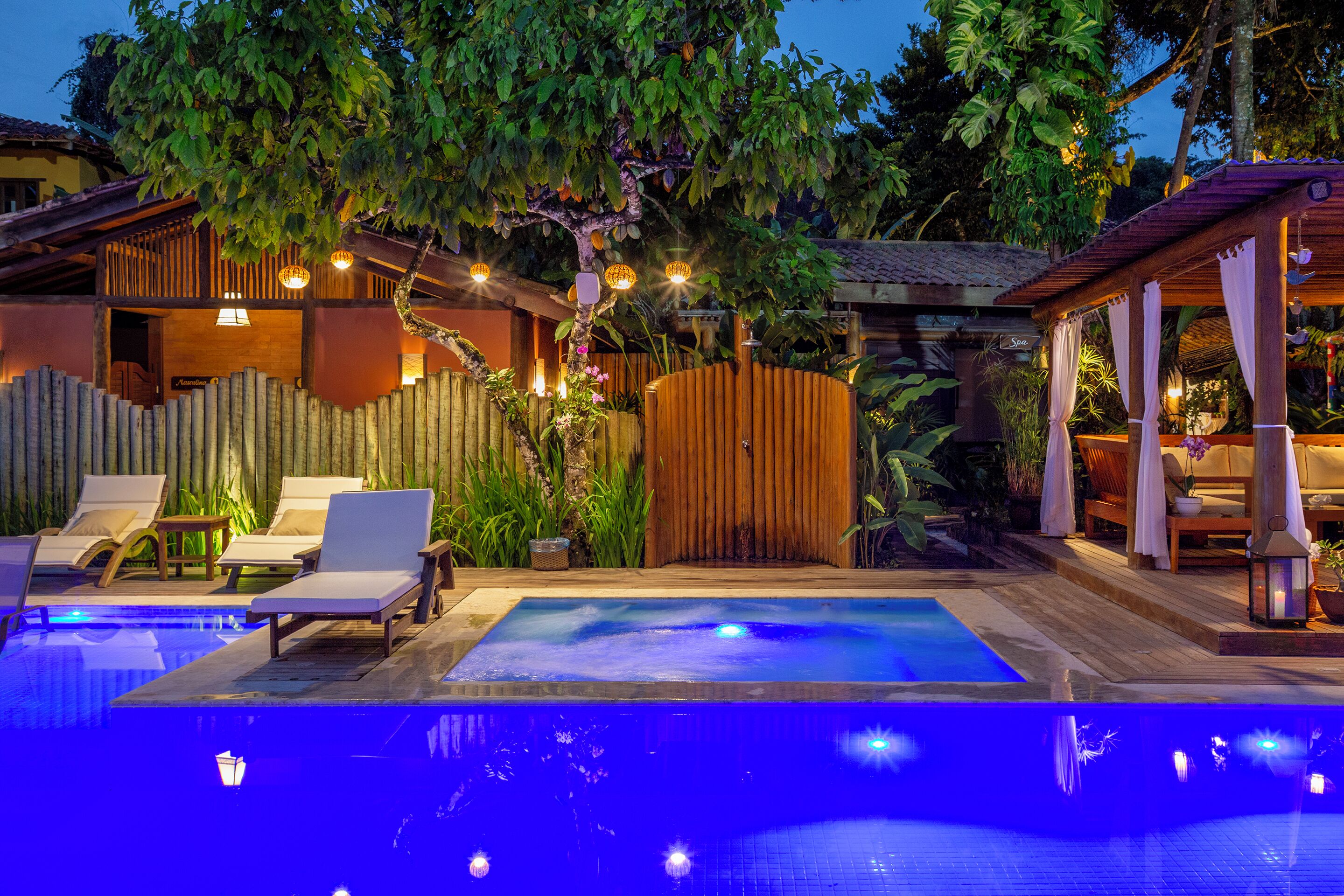 야외 수영장, 08:00 ~ 22:00 오픈, 수영장 파라솔, 일광욕 의자