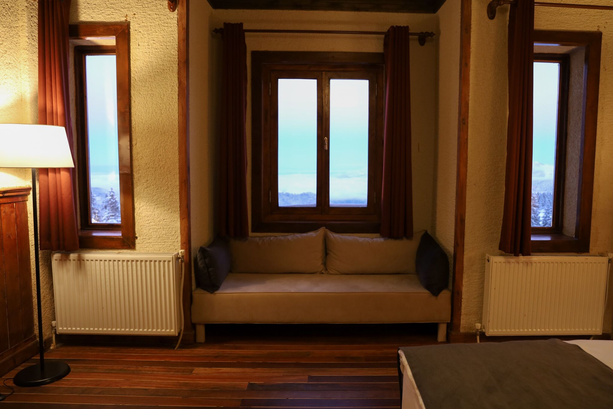 Elite Triple Room | Desk