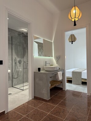 Deluxe Suite, Sea View, Annex Building | Bathroom | Hair dryer, towels - Armeno Resort and Armeno Annex (Corfu)