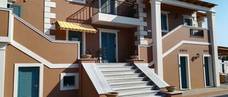 Caja fuerte, mobiliario individual, escritorio y wifi gratis