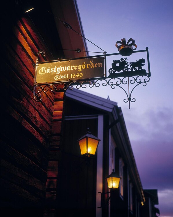 A building with a sign that reads "Gästgården Stab. 1640" and a horse-drawn carriage silhouette. - Grythyttans Gästgivaregård (Grythyttan)
