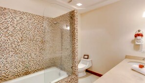 Nhà tiện nghi đơn giản, 2 phòng ngủ, không hút thuốc | Phòng tắm | Buồng tắm vòi sen, máy sấy tóc, khăn tắm 