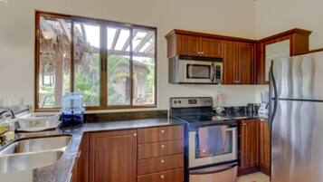 Comfort House, 2 Bedrooms, Non Smoking | Private kitchen | Full-sized fridge, microwave, oven, stovetop