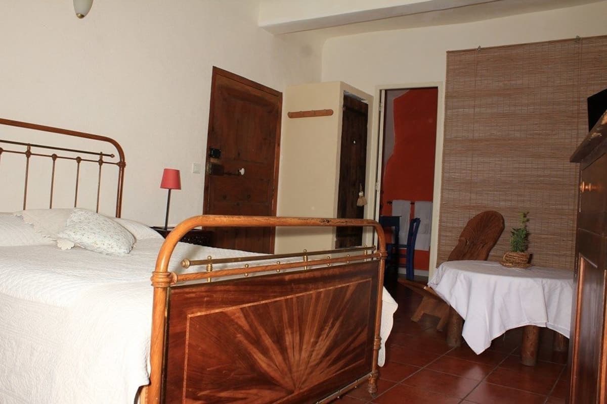 Kamar Double (Pennec) | Meja kerja, tirai kedap cahaya, kedap suara, dan setrika/meja setrika