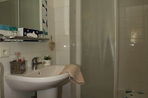 Double Room (Sine) | Bathroom | Shower, free toiletries, hair dryer, towels