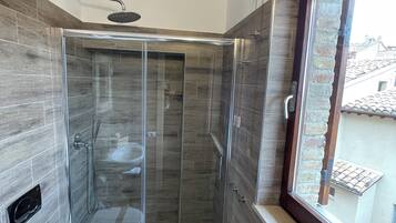 Chambre Quadruple Deluxe, vue ville | Salle de bain