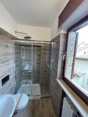 Deluxe Quadruple Room, City View | Bathroom | Shower, rainfall showerhead, free toiletries, hair dryer