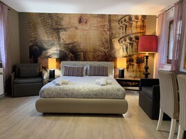 Quarto quádruplo luxo, vista para a cidade | Ferros/tábuas de passar roupa, Wi-Fi de cortesia, roupa de cama