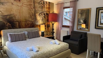 Deluxe vierpersoonskamer, uitzicht op stad | Een strijkplank/strijkijzer, gratis wifi, beddengoed