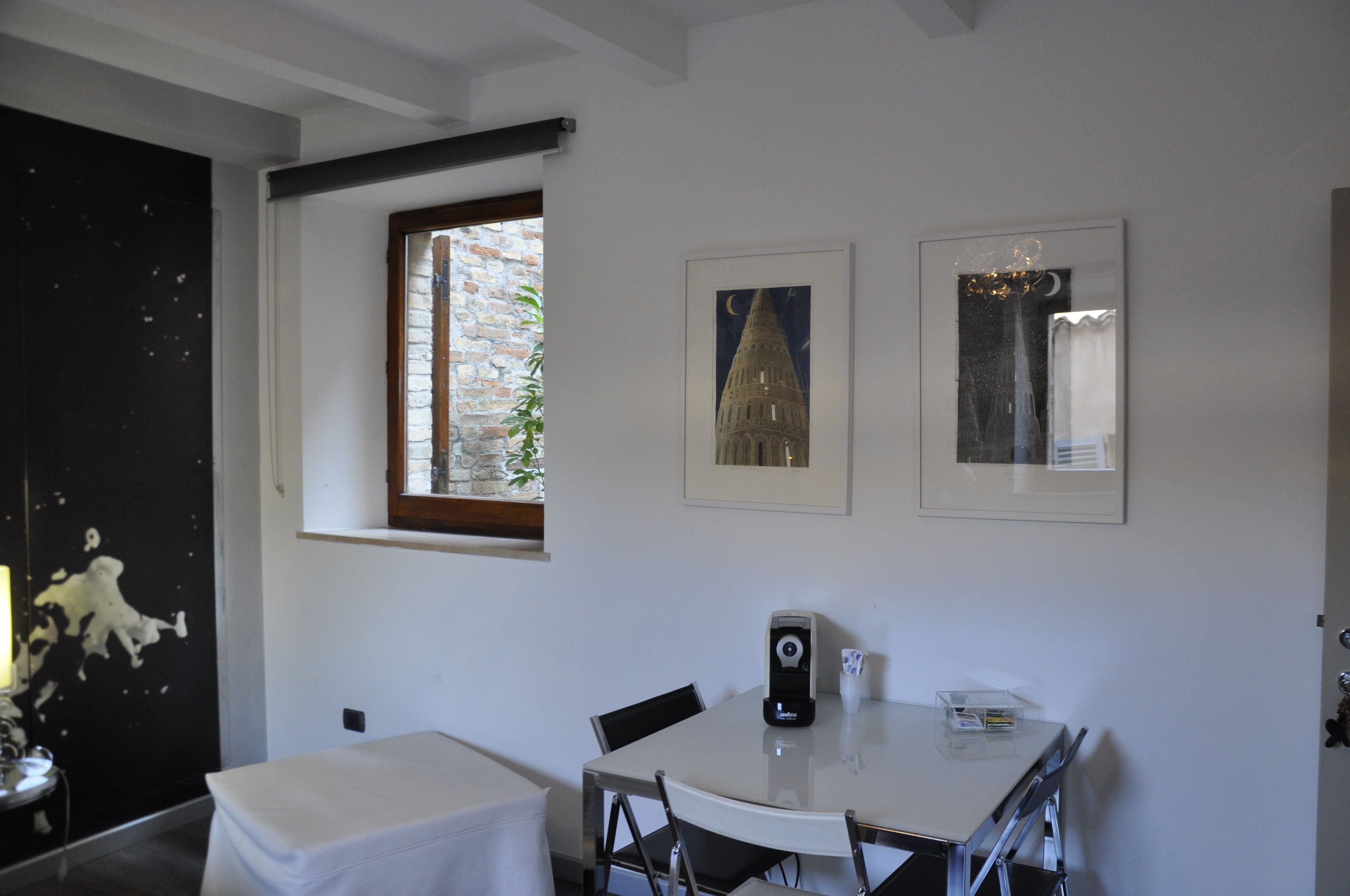 Driepersoonskamer, uitzicht op stad | Kamervoorziening