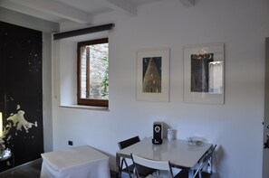 Driepersoonskamer, uitzicht op de stad | Kamervoorziening