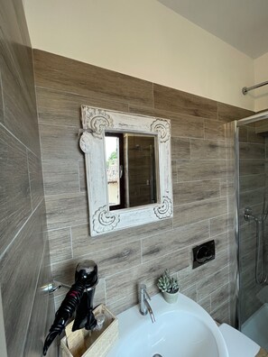 Chambre quadruple Deluxe, vue sur la ville | Salle de bain | Douche, douche cascade, articles de toilette (gratuits)