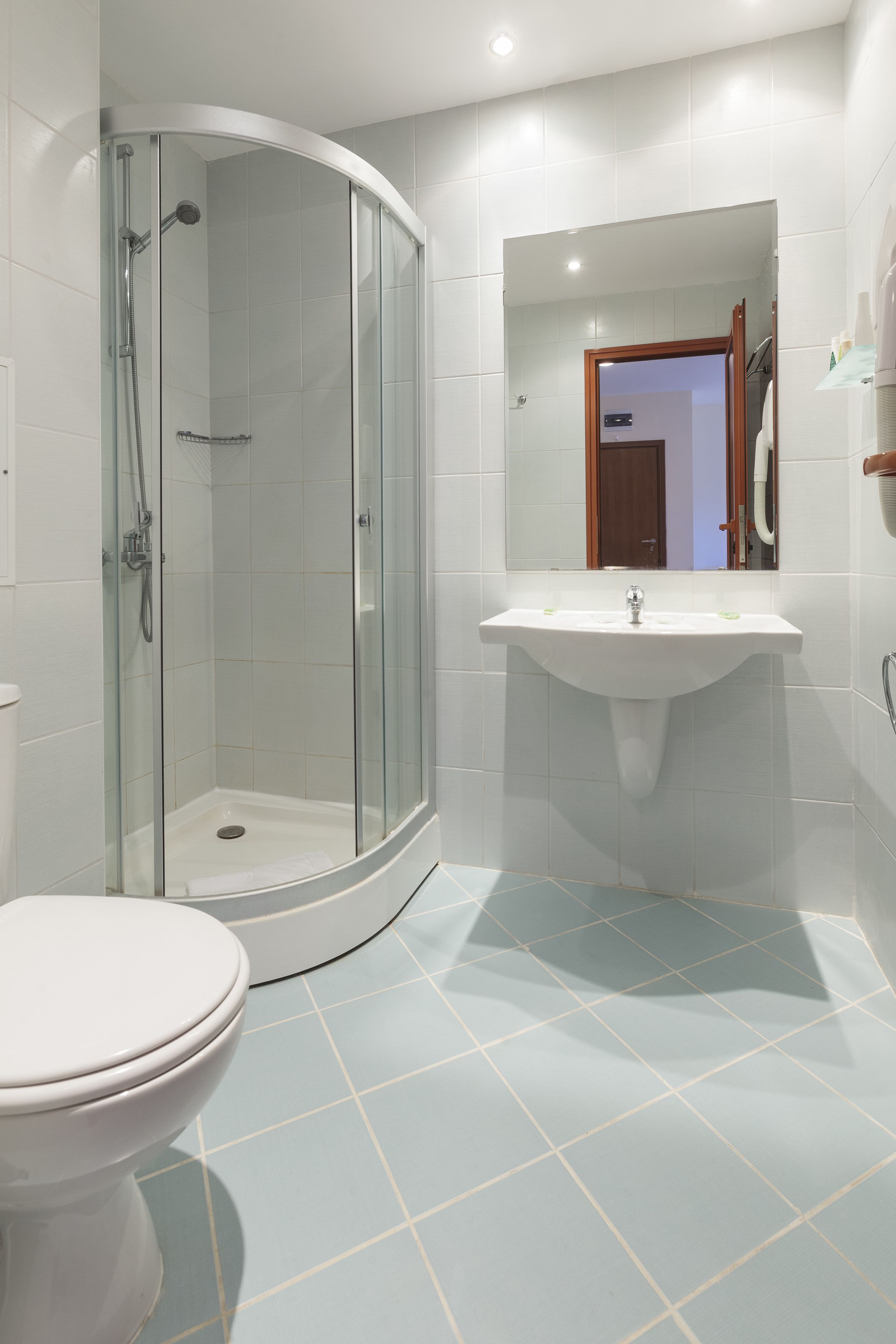 Deep-soaking bathtub, free toiletries, hair dryer, towels