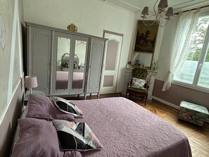 Double Room | Premium bedding, iron/ironing board (on request), WiFi (free)
