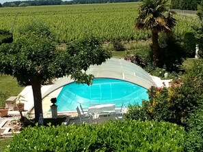 Utomhuspool och solstolar
