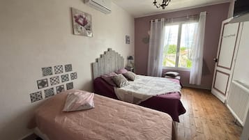 Habitación doble | Ropa de cama de alta calidad y tabla de planchar con plancha