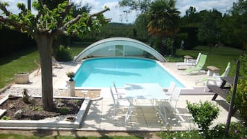 Piscine couverte, piscine extérieure, chaises longues