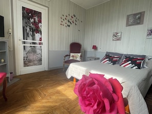 Double Room | Premium bedding, iron/ironing board (on request), free WiFi, bed sheets - Le Châlet des Vignes (Saint-Laurent-des-Vignes)
