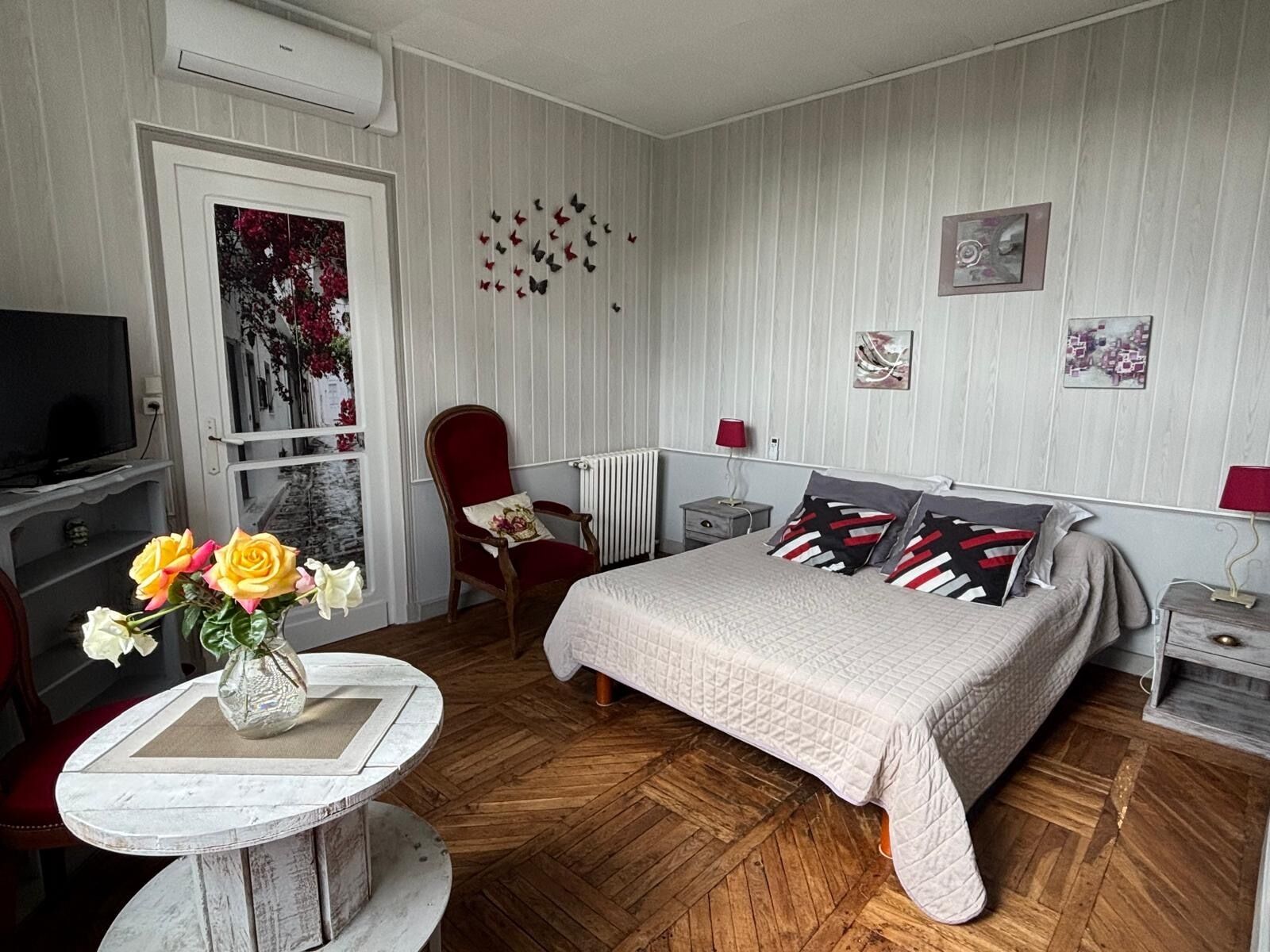 Tweepersoonskamer | Luxe beddengoed, een strijkplank/strijkijzer, gratis wifi, beddengoed