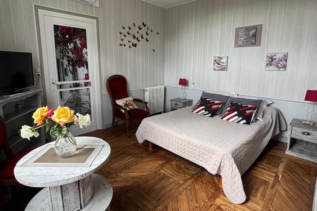 Double Room | Premium bedding, iron/ironing board (on request), free WiFi, bed sheets