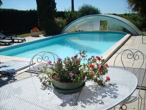 Piscine extérieure, chaises longues