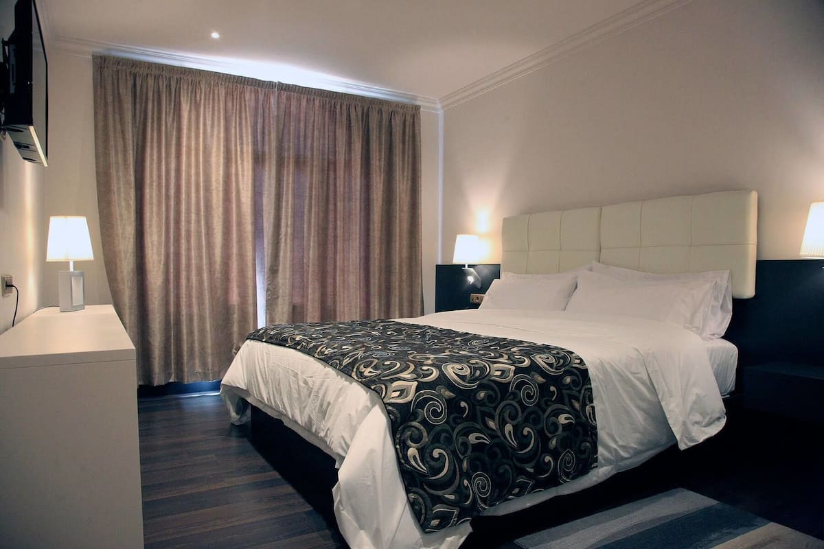 1 bedroom, egyptian cotton sheets, premium bedding, down duvets