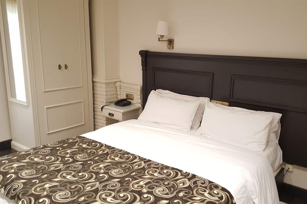 1 bedroom, egyptian cotton sheets, premium bedding, down duvets